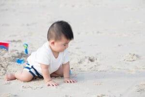 Bayi main pasir di pantai dapat bermanfaat untuk sensorinya