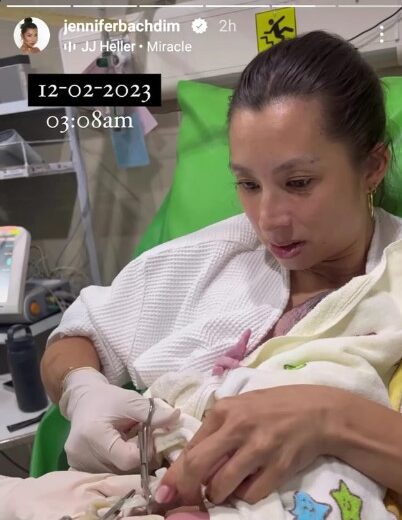 Jennifer Memotong Tali Pusar Bayi Sendiri