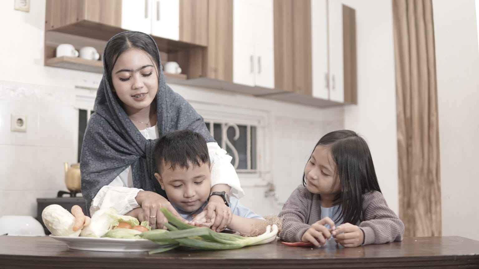 Mengajarkan anak memasak makanan sehat saat lebaran