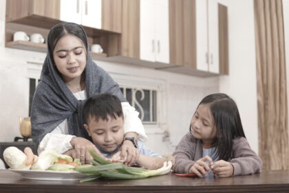 Mengajarkan anak memasak makanan sehat saat lebaran