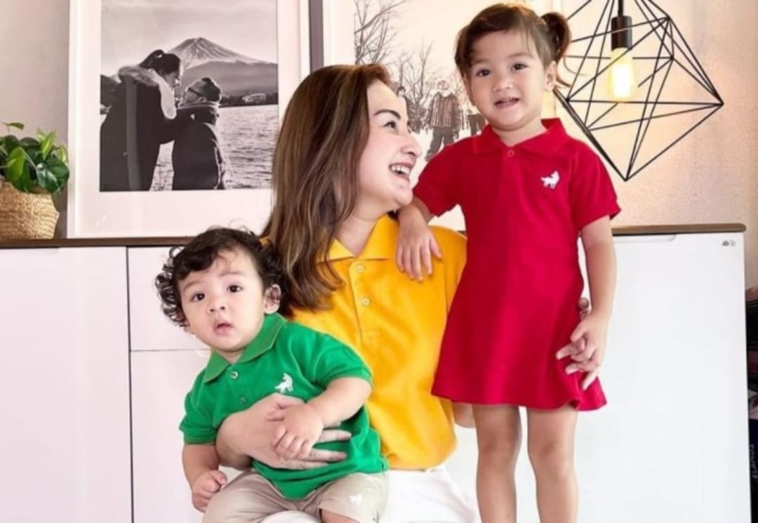 Mona Ratuliu sedang Menyapih Anaknya