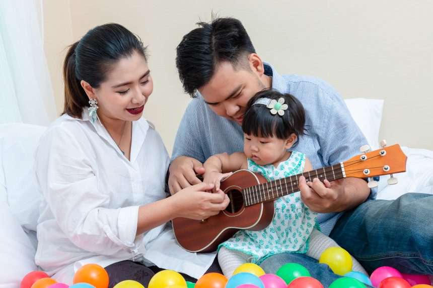 Anak Bermain bersama Orang Tua untuk Menstimulasi Perkembangan Kognitif pada Masa Golden Age.