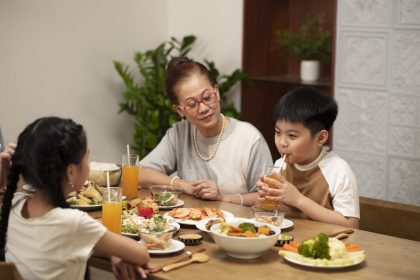Ak aktif menikmati menu bergizi bersama ibu di rumah