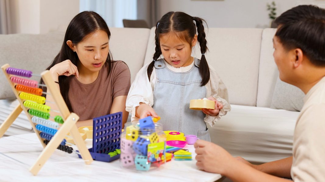 Anak Belajar Memecahkan Masalah melalui Permainan Edukatif di Rumah