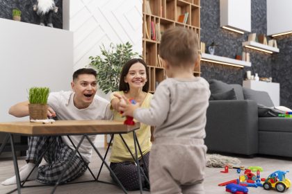 Orang tua mengajak anak banyak bicara sambil bermain di ruang keluarga