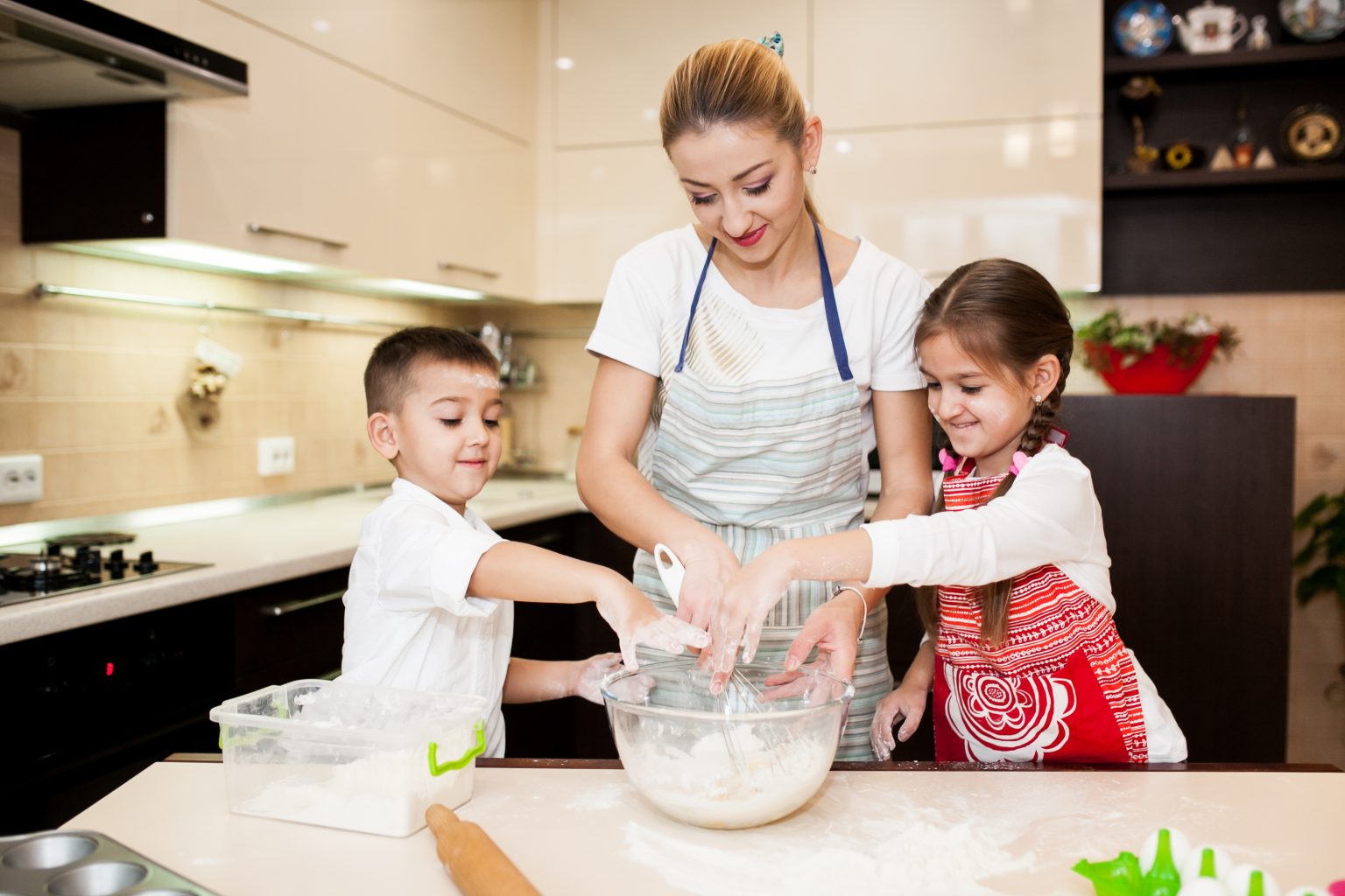 Ibu dan anak melakukan aktivitas memasak bersama untuk melatih bahasa anak