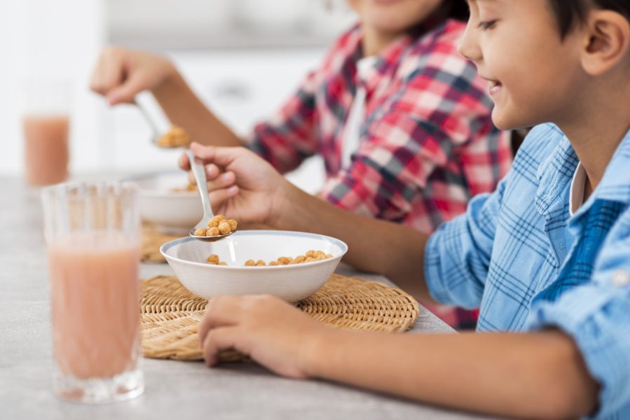 Rutinitas visual membantu anak mengetahui langkah berikutnya tanpa terlalu banyak instruksi.