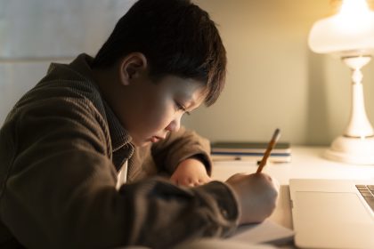 Anak Belajar di Rumah dengan Suasana Tenang dan Minim Distraksi.