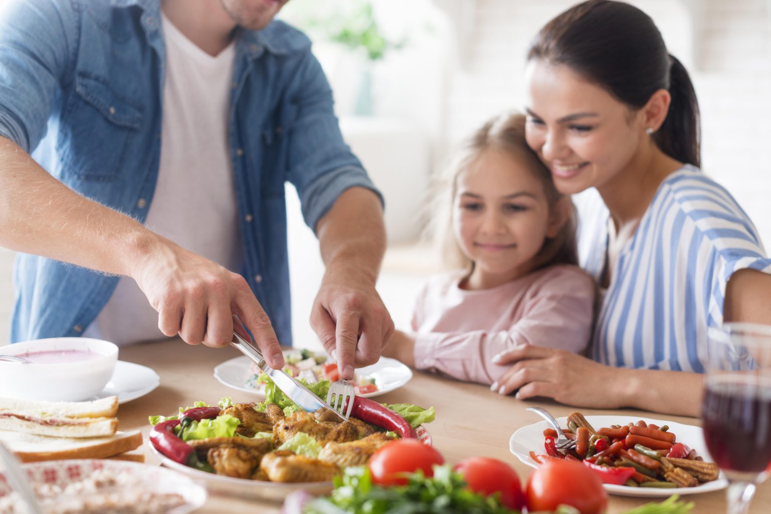 Keluarga makan bersama untuk membangun kebiasaan makan bergizi seimbang pada anak.