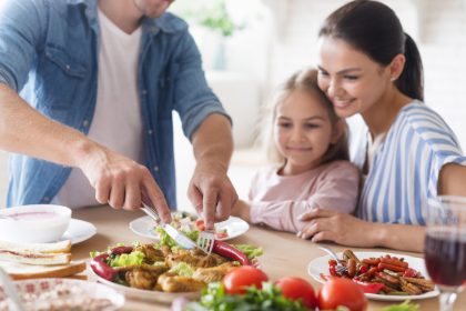 Keluarga makan bersama untuk membangun kebiasaan makan bergizi seimbang pada anak.