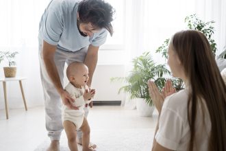 Orang tua mengawasi bayi bermain di lantai tanpa baby walker