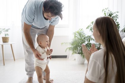 Orang tua mengawasi bayi bermain di lantai tanpa baby walker