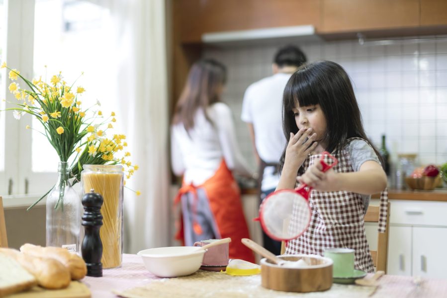 Perkembangan kosakata reseptif dan ekspresif anak melalui aktivitas sehari-hari