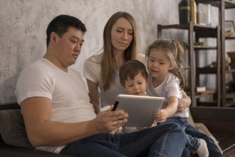 Orang tua mendampingi anak menjadi screen-smart saat menggunakan tablet