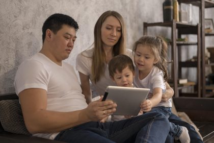 Orang tua mendampingi anak menjadi screen-smart saat menggunakan tablet