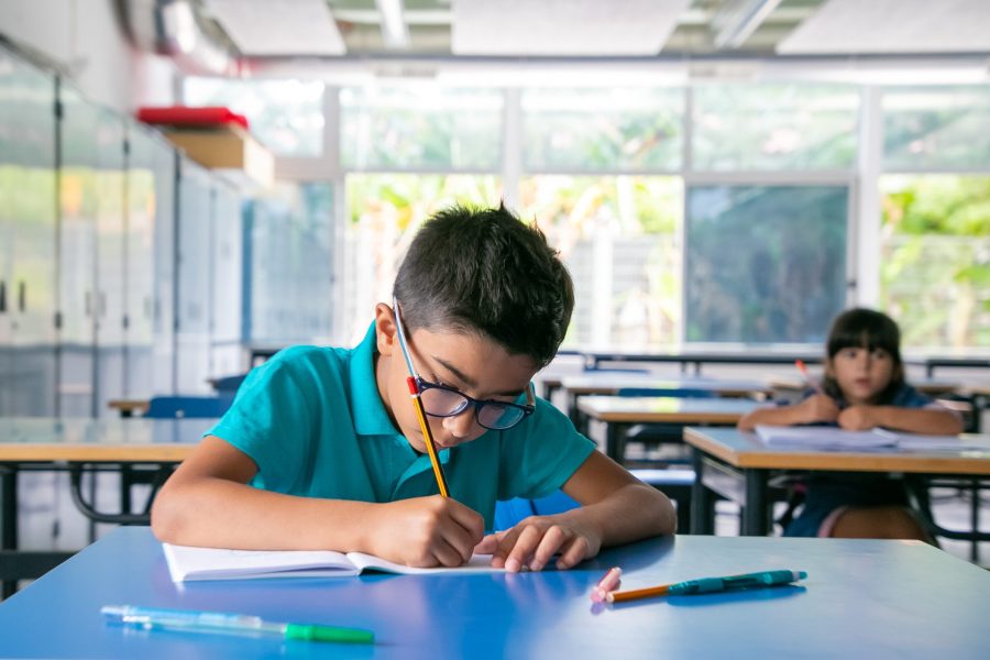 Anak sekolah fokus belajar di kelas setelah mendapatkan sarapan bergizi