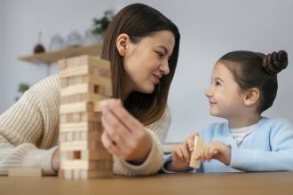 Anak Bermain Balok bersama Ibu untuk Menstimulasi Perkembangan Kognitif pada Masa Golden Age.