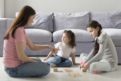 Ibu mendukung kata pertama dan perkembangan kosakata anak melalui percakapan saat bermain