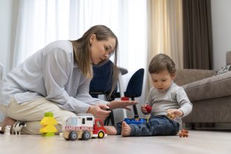 ibu mendampingi aktivitas fine motor anak 2 tahun di rumah