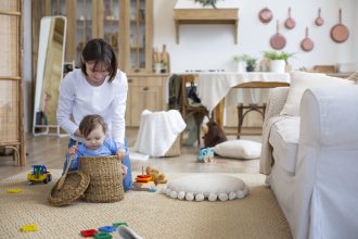 ibu mendampingi anak melakukan aktivitas sensory play di rumah