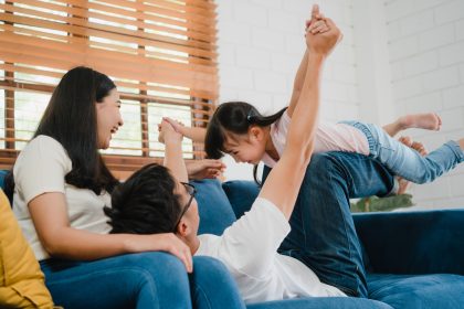Parenting realistis 2026 orang tua dan anak menikmati momen sederhana di rumah