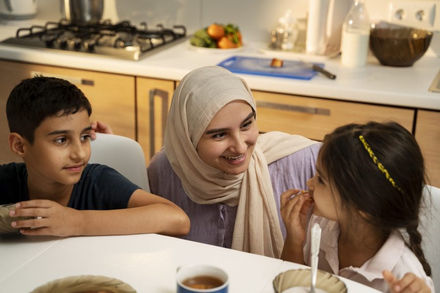 Ibu memberi pengingat dengan tenang kepada anak yang sedang bermain.