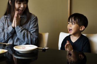 orang tua menghadapi GTM anak dengan tenang tanpa memaksa