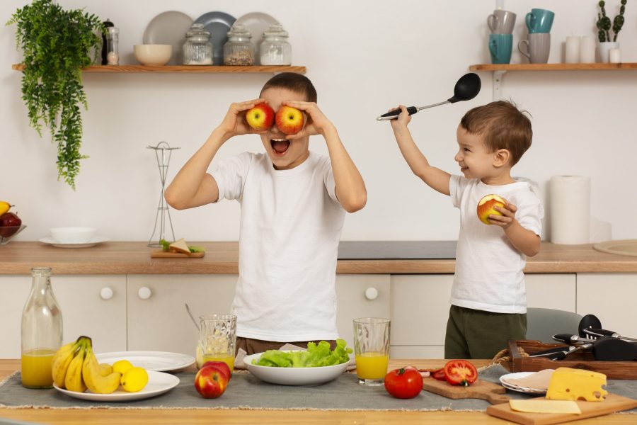 Tujuh nutrisi penting untuk anak aktif: zat besi, vitamin D, kalsium, omega-3, zinc, yodium, dan serat