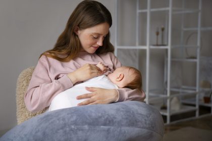 Ibu memberikan ASI eksklusif kepada bayi untuk mendukung pertumbuhan optimal