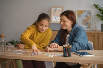 Anak menyusun puzzle bersama ibu untuk melatih fokus.