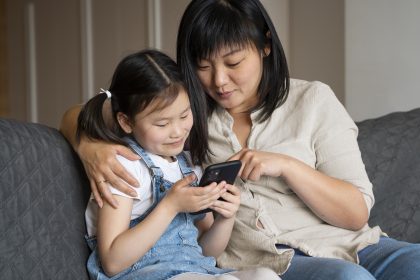 anak Gen Alpha berdiskusi dengan ibu tentang bahasa digital di media sosial