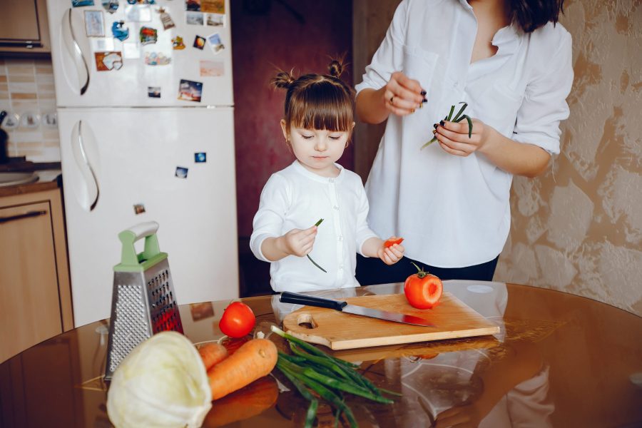 Delapan cara melatih kosakata dan komunikasi anak saat memasak