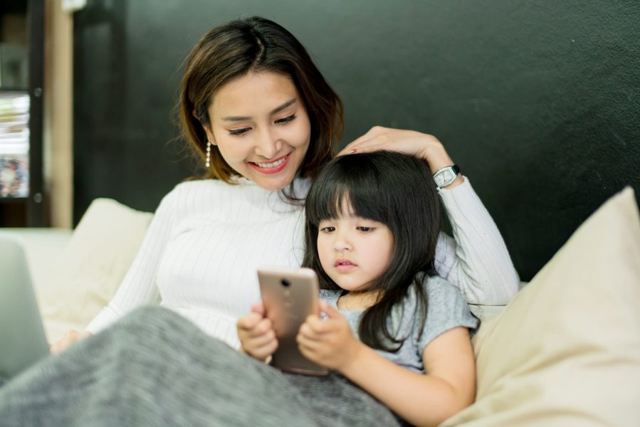 Cara memahami ekspresi digital anak: konteks, emosi, keamanan, privasi, komunikasi