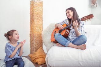 ibu dan anak melakukan latihan meniru bunyi untuk stimulasi bicara