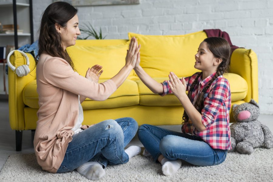 Bunda dan anak sedang bonding dengan cara menghabiskan waktu bermain bersama