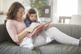Ibu membaca buku interaktif bersama anak untuk stimulasi bicara dan bahasa