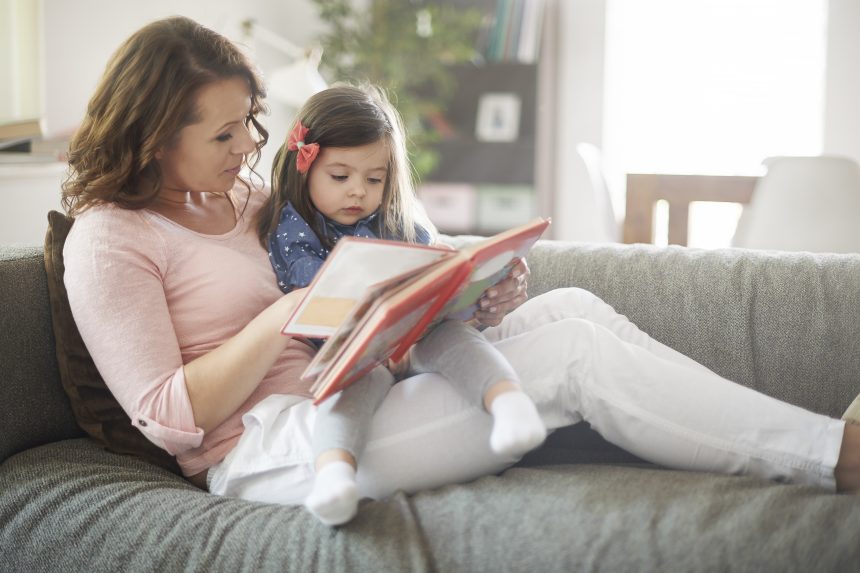 Ibu membaca buku interaktif bersama anak untuk stimulasi bicara dan bahasa