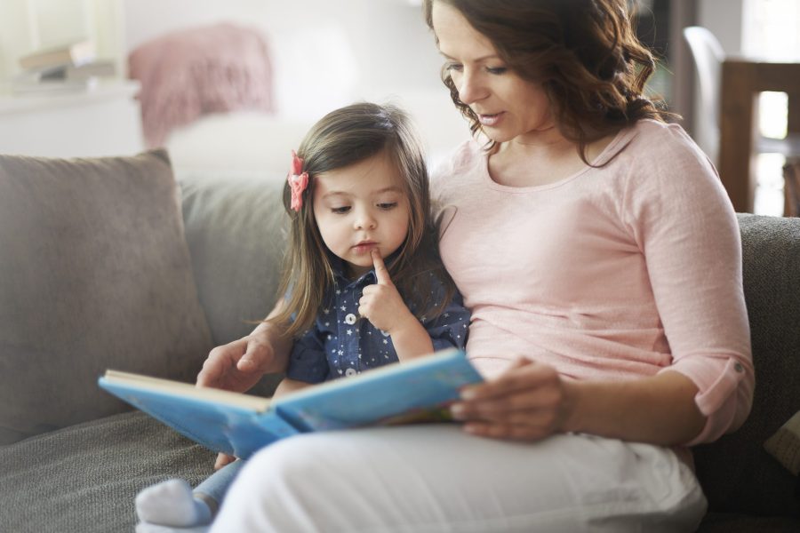 Anak Membaca Buku bersama Ibu untuk Melatih Kemampuan Bahasa dan Kognitif