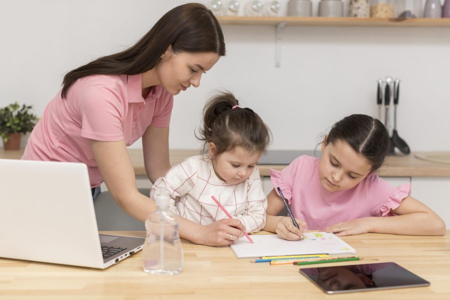 orang tua mendampingi anak membuat checklist belajar di rumah