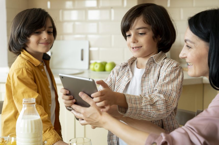 anak Gen Alpha berdiskusi dengan ibu tentang bahasa digital di media sosial