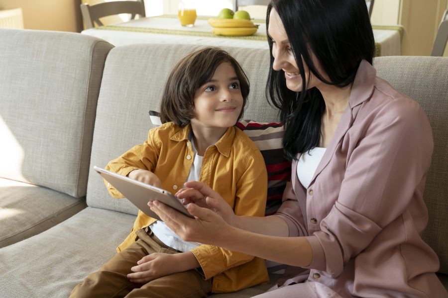 Orang tua berbicara dengan anak tentang perasaan setelah melihat berita