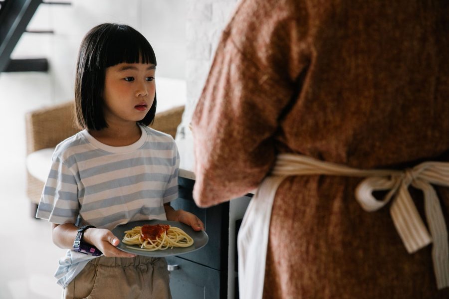 Delapan cara melatih kosakata dan komunikasi anak saat memasak