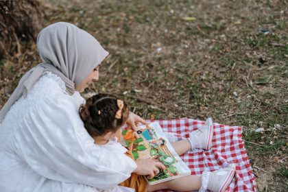 Ibu membaca buku interaktif bersama anak untuk stimulasi bicara dan bahasa