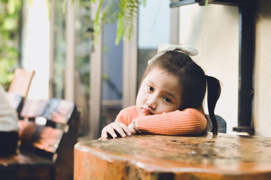 Perbedaan melamun dan kejang absans pada anak.