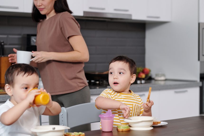 Bayi menikmati menu MPASI tinggi protein bersama ibu