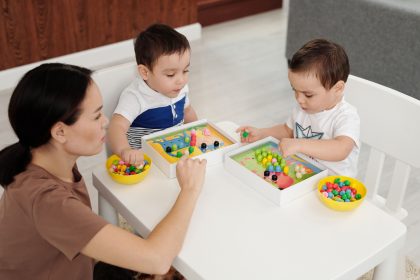 Ibu melakukan stimulasi artikulasi sederhana bersama anak melalui permainan
