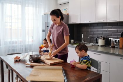 Ibu dan anak melakukan aktivitas memasak bersama untuk melatih bahasa anak