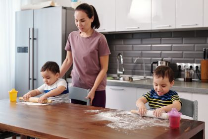 Ibu mendampingi aktivitas fine motor anak 2 tahun di rumah