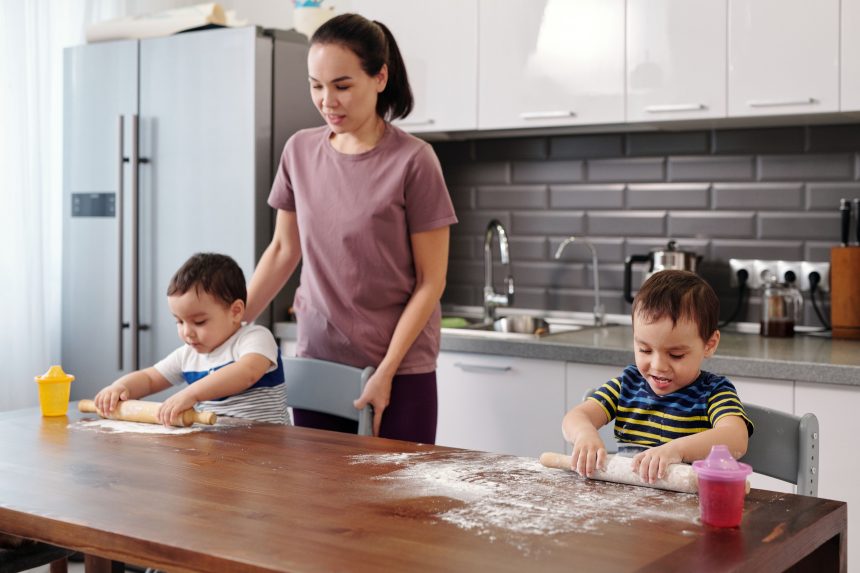 Ibu mendampingi aktivitas fine motor anak 2 tahun di rumah