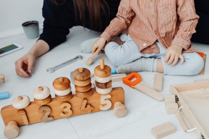 Ibu mendampingi anak melakukan aktivitas sensory play di rumah